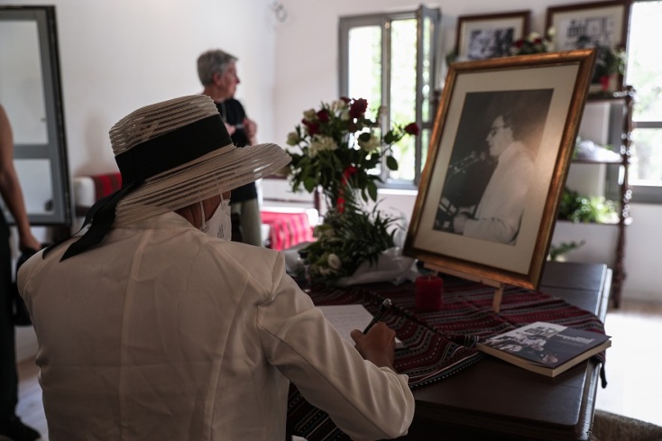 Στο σπίτι του Μίκη Θεοδωράκη στον Γαλατά Χανίων - Λουλούδια, σημειώματα και συγκίνηση 