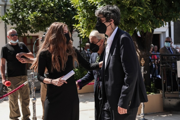 Κηδεία Μίκη Θεοδωράκη: Ο γιος του μουσικοσυνθέτη προσέρχεται στον ιερό ναό