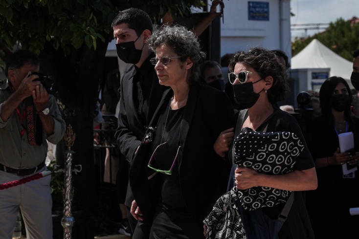 Κηδεία Μίκη Θεοδωράκη: Η κόρη του Μαργαρίτα στο «ύστατο χαίρε» στον Γαλατά Χανίων