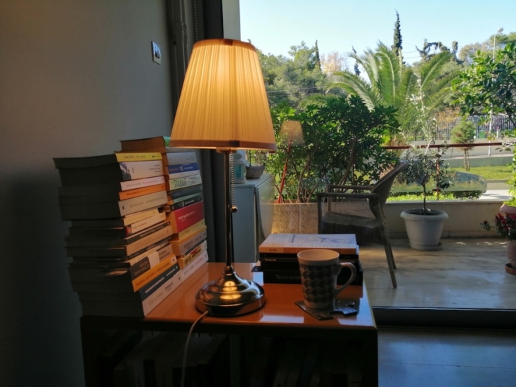 #menoumespiti με την Athens Voice: Ο συγγραφέας Θεόδωρος Γρηγοριάδης περιγράφει μία μέρα στο σπίτι, εν μέσω πανδημίας κορωνοϊού.