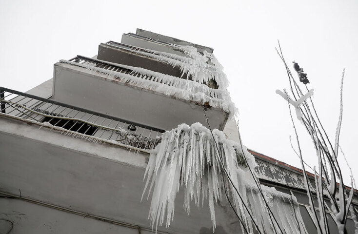 Σταλακτίκες σε πολυκατοικία της Θεσσαλονίκης