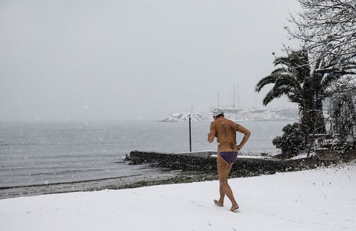 Κολυμβητής τρέχει στα χιόνια και βουτά στη θάλασσα