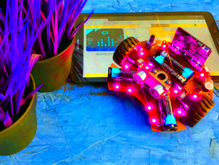 Theta Robot, ένα μικρορομπότ σχεδιασμένο από την Robotixlab