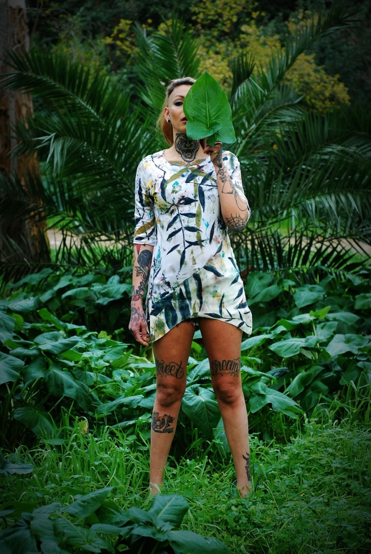 Μια γυναίκα με ρούχο του Θοδώρη Κανελλόπουλου. 