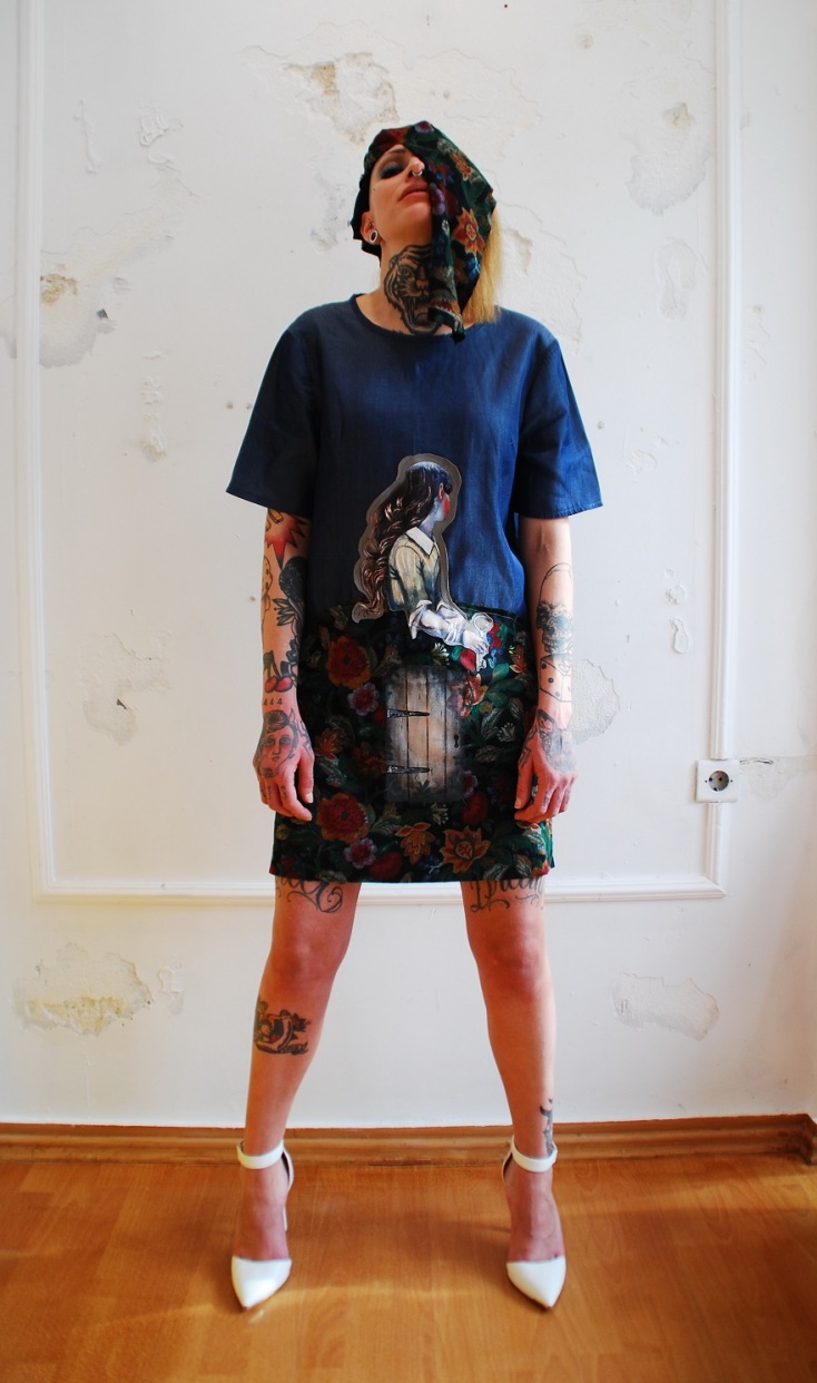 Μια γυναίκα με ένδυμα από τον Θοδωρή Κανελλόπουλο. 