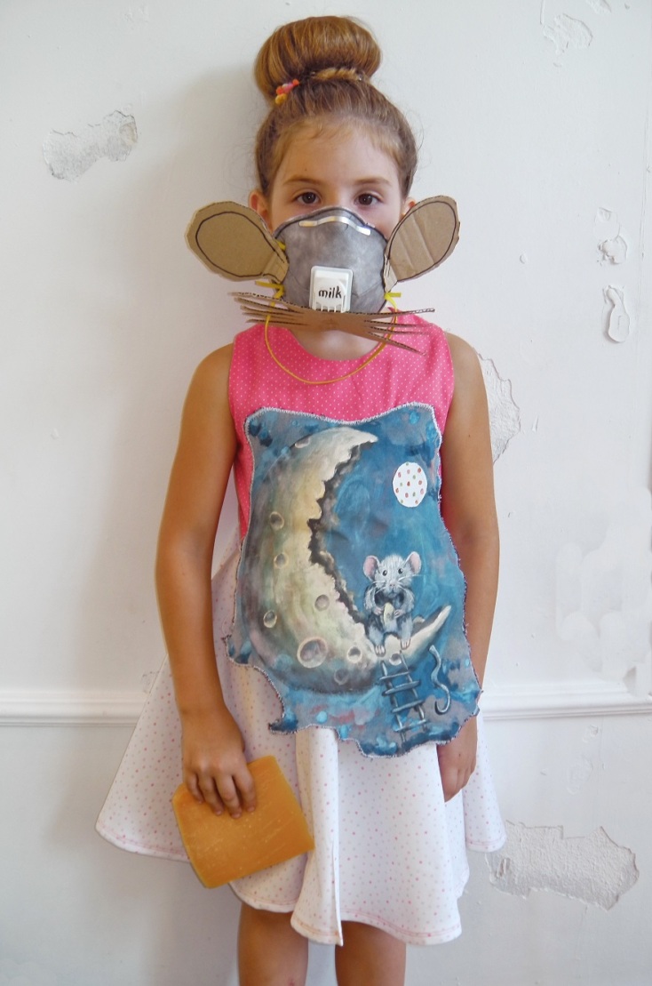 Ένα παιδί φορά τα ρούχα που σχεδιάζει ο Θοδωρής Κανελλόπουλος. 