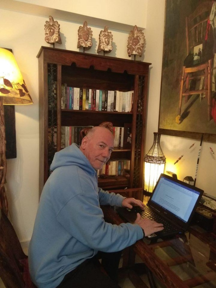 Συνέντευξη με τον Μένιο Σακελλαρόπουλο για τη δημοσιογραφία, τη συγγραφή, τα βιβλία του και τη ζωή του.