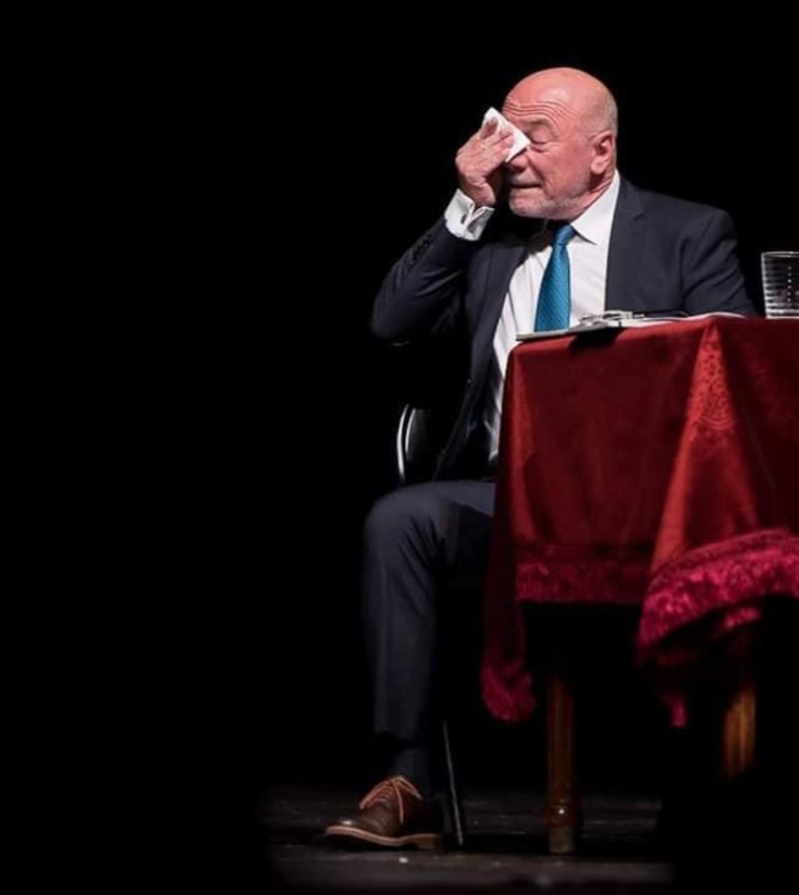 Συνέντευξη με τον Μένιο Σακελλαρόπουλο για τη δημοσιογραφία, τη συγγραφή, τα βιβλία του και τη ζωή του.