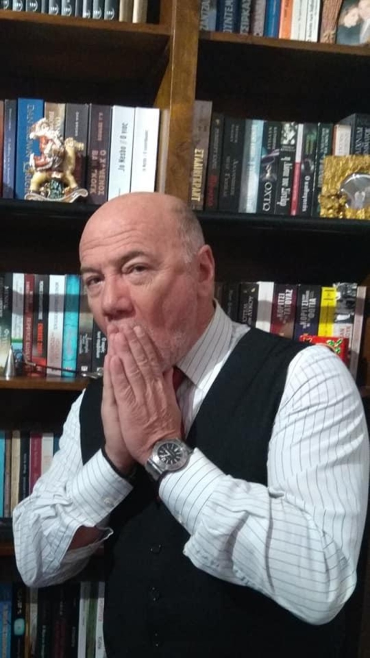 Συνέντευξη με τον Μένιο Σακελλαρόπουλο για τη δημοσιογραφία, τη συγγραφή, τα βιβλία του και τη ζωή του.