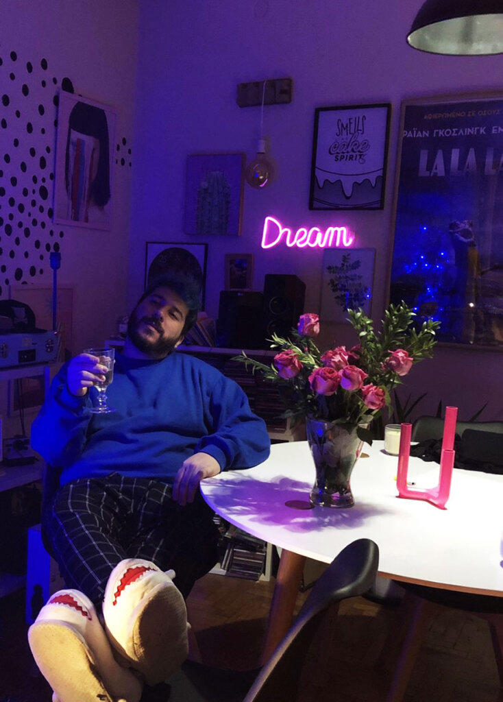 #menoumespiti με την Athens Voice: Ο τραγουδιστής Silot περιγράφει μια μέρα στο σπίτι, εν μέσω πανδημίας κορωνοϊού