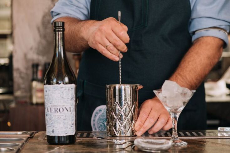 Veroni: το νέο, premium βερμούτ του Κυρ-Γιάννη