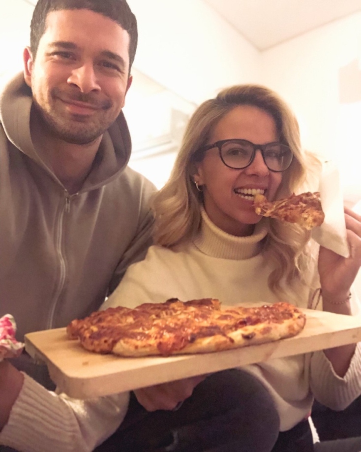 #menoumespiti με την Athens Voice: Η Τζένη Μελιτά περιγράφει πώς περνάει στο σπίτι ένα ζευγάρι με ένα σκυλί εν μέσω πανδημίας κορωνοϊού