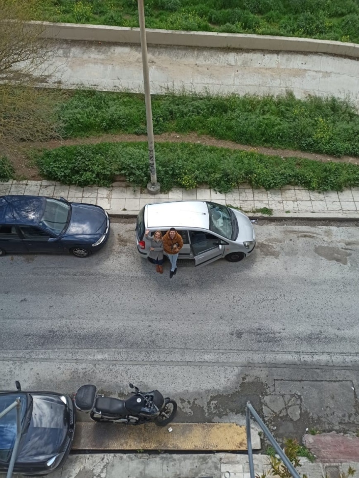 #menoumespiti με την Athens Voice: Η Τζένη Μελιτά περιγράφει πώς περνάει στο σπίτι ένα ζευγάρι με ένα σκυλί εν μέσω πανδημίας κορωνοϊού