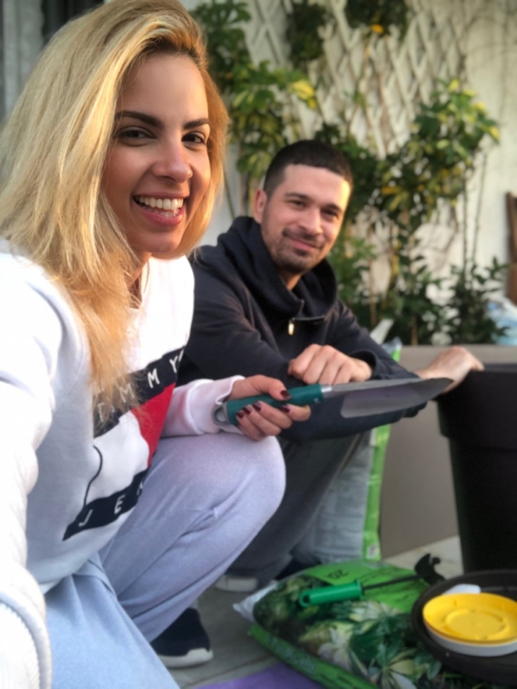 #menoumespiti με την Athens Voice: Η Τζένη Μελιτά περιγράφει πώς περνάει στο σπίτι ένα ζευγάρι με ένα σκυλί εν μέσω πανδημίας κορωνοϊού