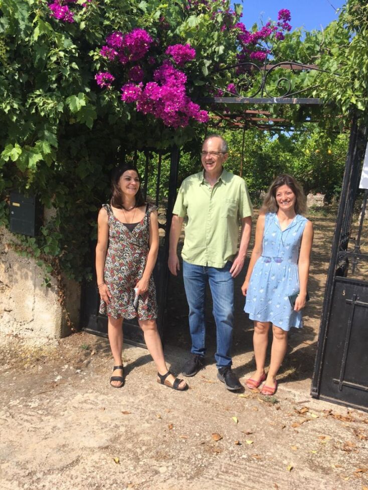Ο Νίκος Πετρακόπουλος με την ομάδα του, την οινολόγο Κική Σιαμέλη (αριστερά) και τη γλυκύτατη Ιωάννα μας υποδέχονται στο υπέροχο κτήμα