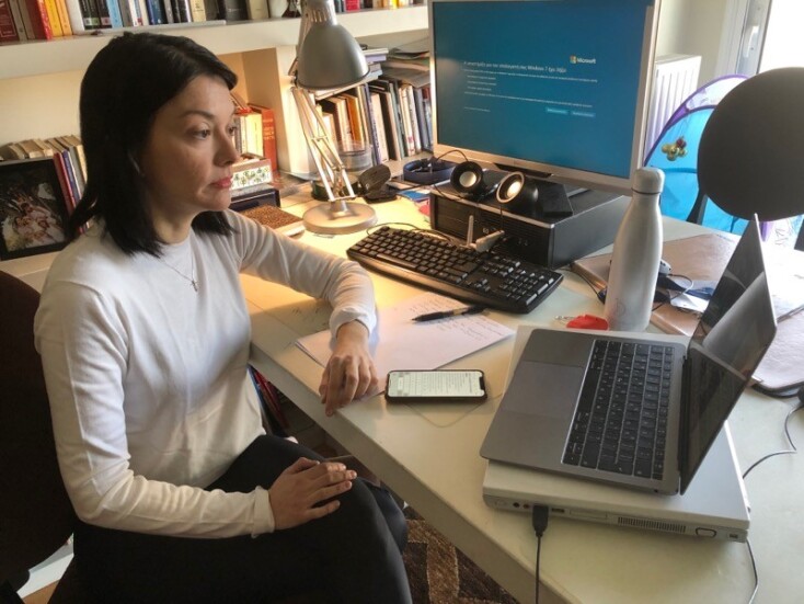 Η Νάντια Γιαννακοπούλου εργάζεται στο σπίτι μέσω υπολογιστή