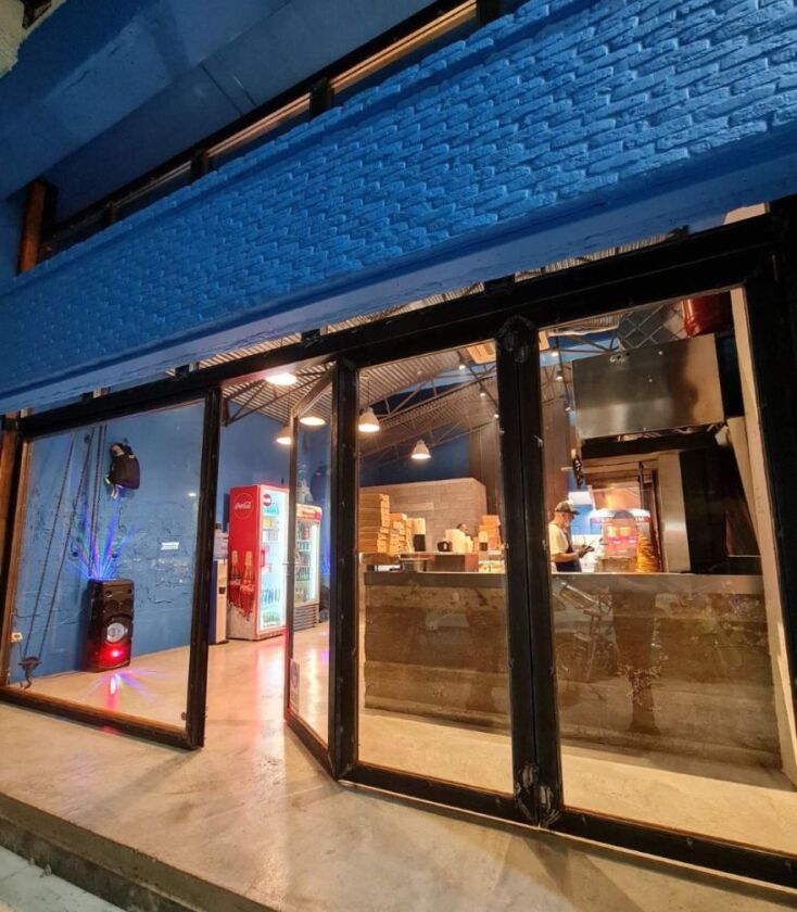 Η πρόσοψη στα Mple Souvlakia