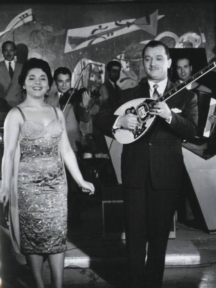 Η Μαίρη Λίντα με τον Μανώλη Χιώτη σε μαγαζί της εποχής