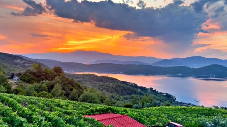 Η θέα του ηλιοβασιλέματος από το Vriniotis Winery