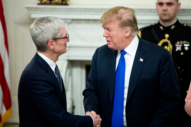 Τιμ Κουκ και Ντόναλντ Τραμπ