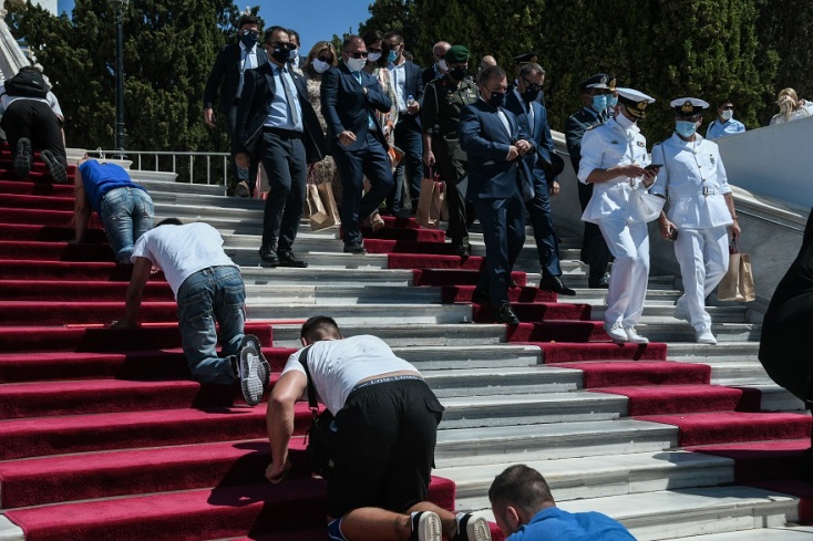 Πιστοί στην Τήνο