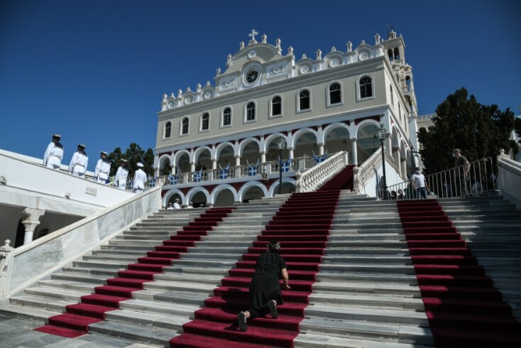 Το μεγαλύτερο προσκύνημα του Δεκαπενταύγουστου γίνεται στην Τήνο με τους πιστούς γονυπετείς να φτάνουν στο ναό της Παναγίας της Ευαγγελίστριας © EUROKINISSI