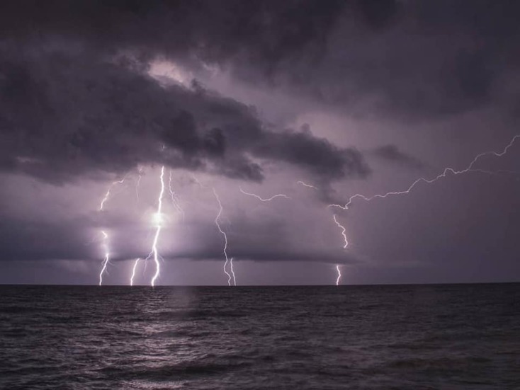 Άστραψε και βρόντηξε στην Τήνο