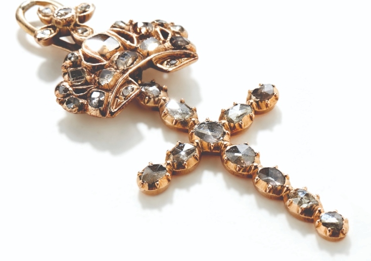 "Το αρχιπέλαγος φλέγεται": Ο διαμαντένιος σταυρός της Μαντώς Μαυρογένους στην έκθεση στη Μύκονο