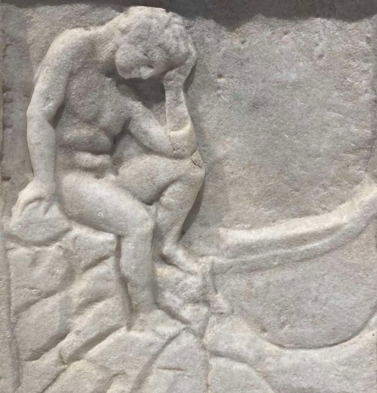 Επιτύμβια στήλη από την έκθεση "Το αρχιπέλαγος φλέγεται" στο Αρχαιολογικό Μουσείο Μυκόνου