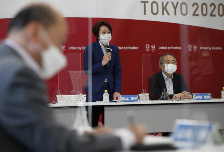 Ο Πρόεδρος της Οργανωτικής Επιτροπής Ολυμπιακών Αγώνων του Τόκιο 2020, Seiko Hashimoto (C), συνοδευόμενος από τον Γενικό Διευθυντή του Ινστιτούτου Δημόσιας Υγείας της Kawasaki, Nobuhiko Okabe © EPA/ISSEI KATO