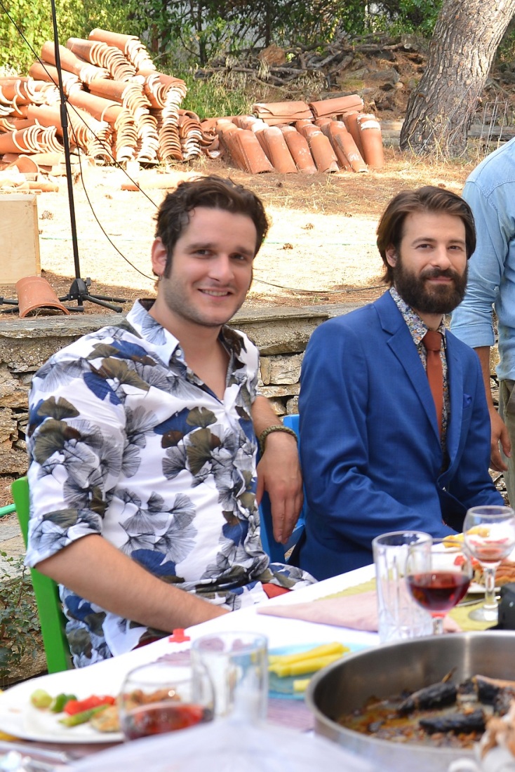 «Η τούρτα της μαμάς»: Ηθοποιοί ποζάρουν στο περιθώριο των γυρισμάτων