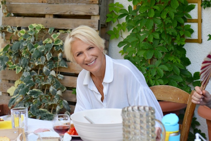 «Η τούρτα της μαμάς»: Η πρωταγωνίστρια, Καίτη Κωνσταντίνου, στα γυρίσματα της σειράς