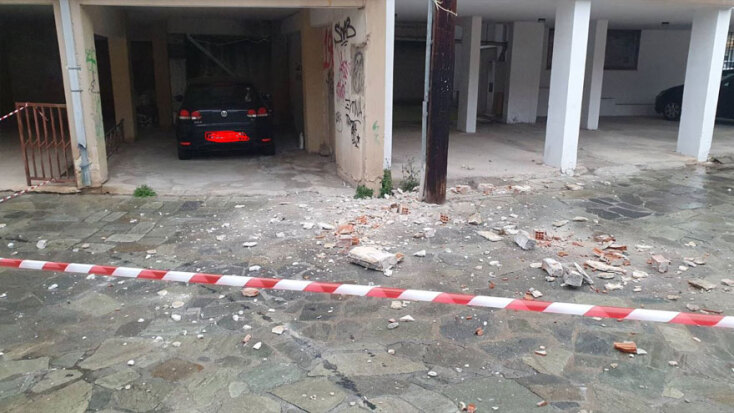 Τούβλα και σοβάδες έπεσαν από οικοδομή στην Κοζάνη - Από τύχη δεν έπεσαν πάνω σε πεζούς