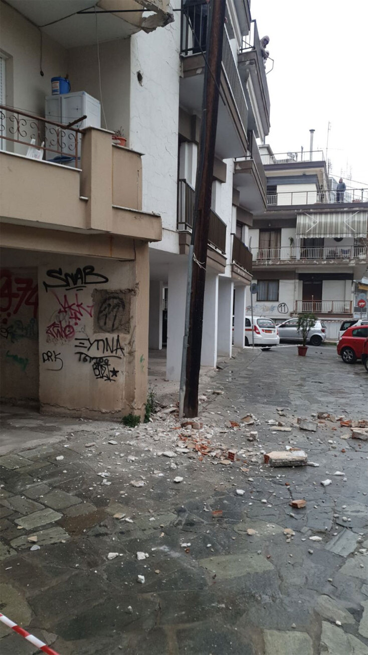 Γέμισε τούβλα και σοβάδες δρόμος στην Κοζάνη - Τύχη βουνό για πεζούς που περνούσαν από το σημείο