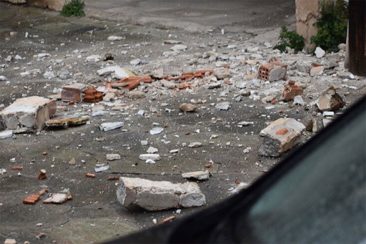 Τύχη βουνό για πεζούς στην Κοζάνη - Έπεσαν τούβλα και σοβάδες από οικοδομή