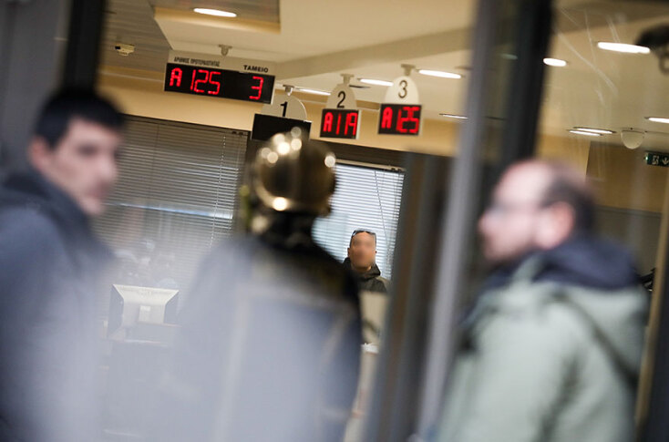 Άνδρας απειλεί να αυτοπυρποληθεί σε τράπεζα της Θεσσαλονίκης
