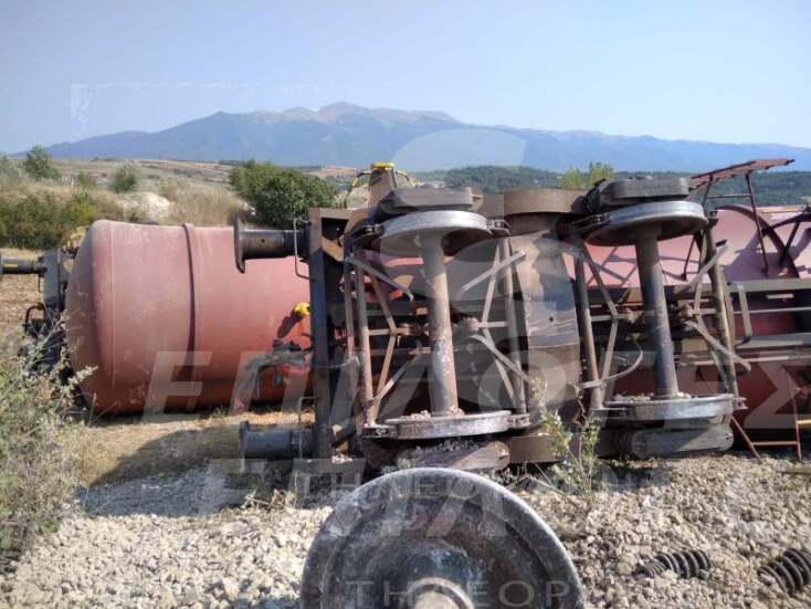 Εκτροχιασμός τρένου στις Σέρρες - Ένα από τα βαγόνια που βγήκαν από τις γραμμές