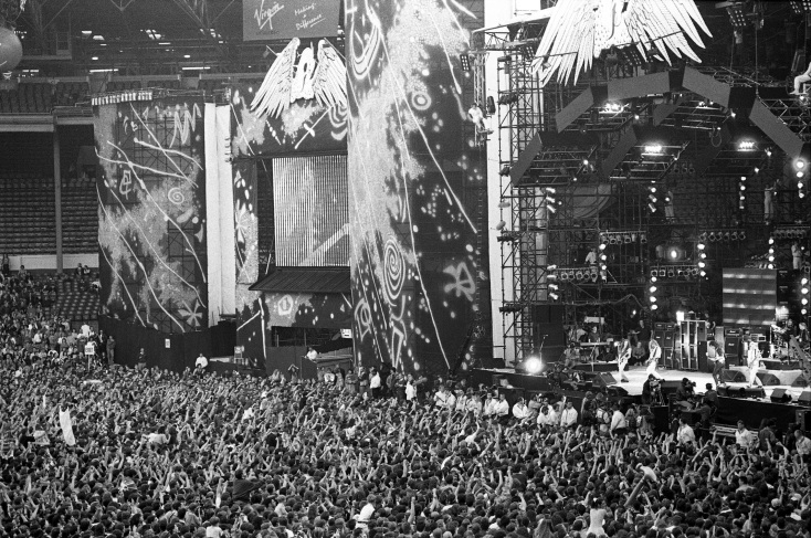 Στιγμιότυπο από την tribute συναυλία για τον Φρέντι Μέρκιουρι στο γήπεδο Γουέμπλεϊ το 1992