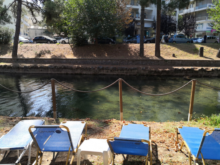 Έτοιμη η «παραλία» στα Τρίκαλα: Η δημοτική αρχή έβαλε ξαπλώστρες