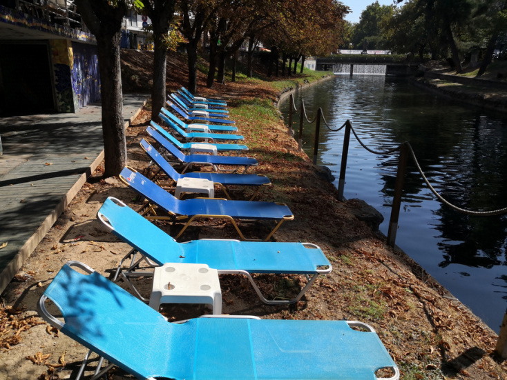 Ξαπλώστρες κατά μήκος του Ληθαίου ποταμού στα Τρίκαλα