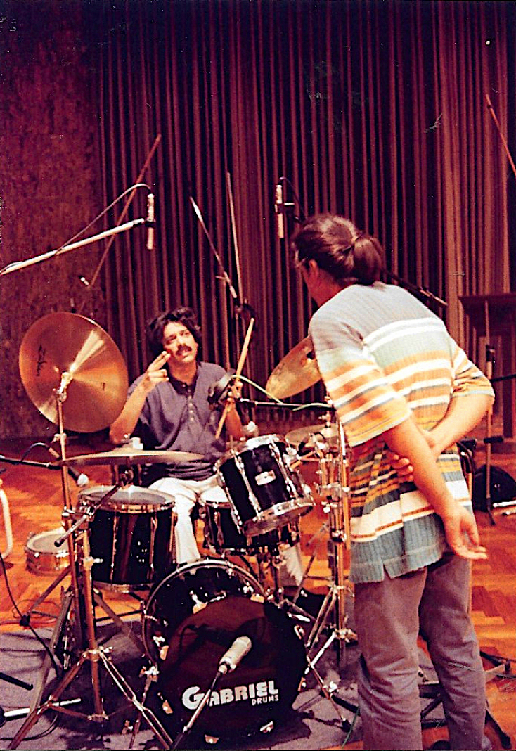 Ο μουσικός Trilok Gurtu παίζει ντραμς