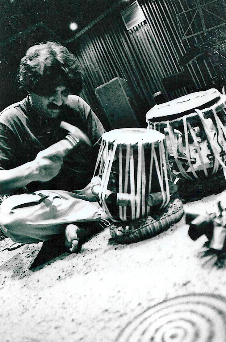 Ο μουσικός Trilok Gurtu παίζει κρουστά