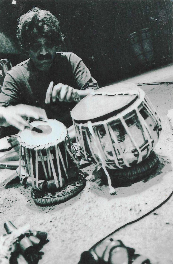 Ο μουσικός Trilok Gurtu παίζει κρουστά