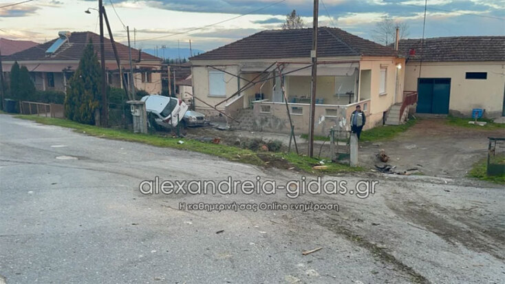 Στην Ημαθία αυτοκίνητο έχει «καβαλήσει» σταθμευμένο όχημα σε αυλή σπιτιού