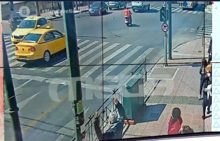 Τροχαίο στη Βουλή - Ελάχιστα δευτερόλεπτα μετά την πρόσκρουση, περαστικοί αδυνατούν να πιστέψουν αυτό που συνέβη