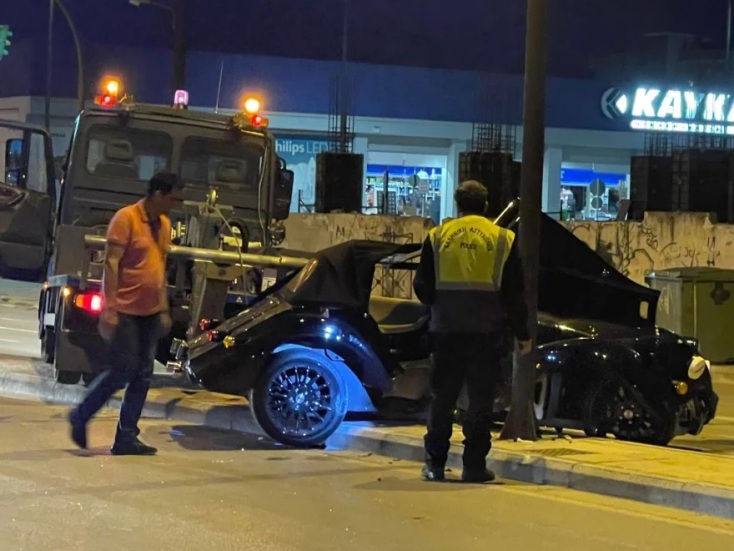 Τροχαίο: Πολυτελές αυτοκίνητο «καρφώθηκε» σε κολώνα στη Λάρισα