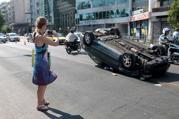 Ανατροπή αυτοκινήτου στην Αλεξάνδρας 