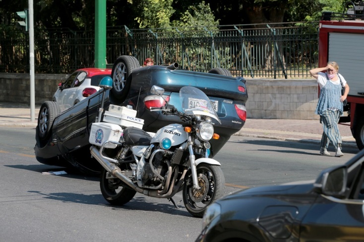 Ανατροπή αυτοκινήτου στην Αλεξάνδρας 