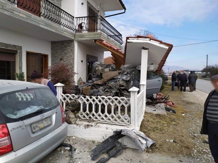 Καταδίωξη στην Ξάνθη: Αυτοκίνητο «καρφώθηκε» σε κατοικία