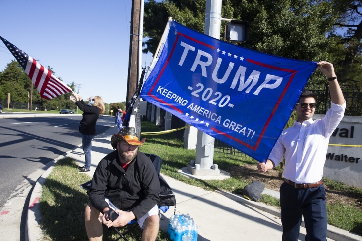Υποστηρικτές του Ντόναλντ Τραμπ έξω από το νοσοκομείο 